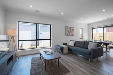 Comfy And Warm Home In Point Cook - New South Wales Tourism  0