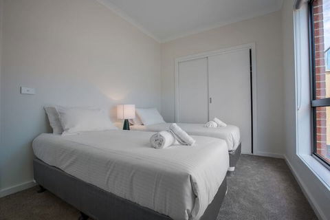 Comfy And Warm Home In Point Cook - New South Wales Tourism  3