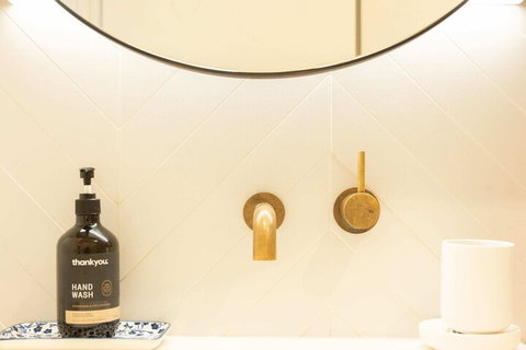 Trendy 1 Bedroom Apartment In The Heart Of Collingwood - New South Wales Tourism  1