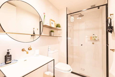 Trendy 1 Bedroom Apartment In The Heart Of Collingwood - New South Wales Tourism  4