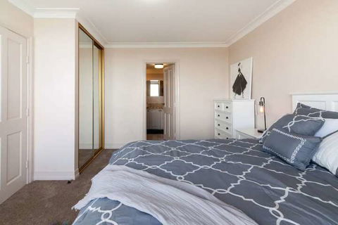 Milsons Point Apartment With Harbour Bridge Views - New South Wales Tourism  3