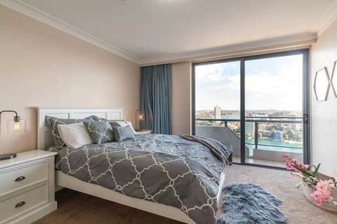 Milsons Point Apartment With Harbour Bridge Views - New South Wales Tourism  7