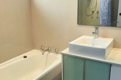 Spacious 3 Bedroom Apartment 20 Min To The CBD - New South Wales Tourism  2