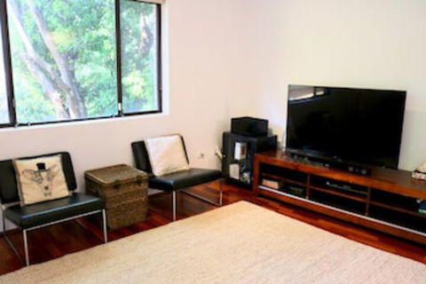 Spacious 3 Bedroom Apartment 20 Min To The CBD - New South Wales Tourism  0