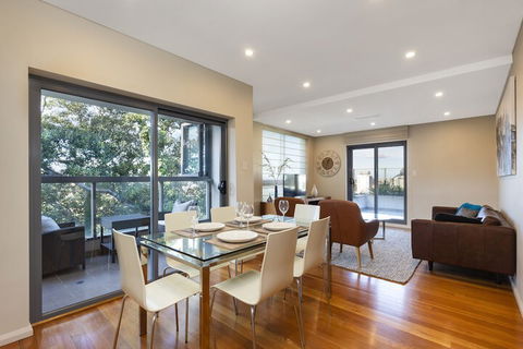 2 Bdrm North Sydney With Harbour Views - New South Wales Tourism  7