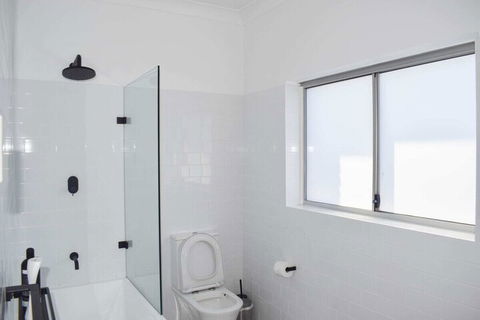 2 Bedroom Apartment With Ocean Views - New South Wales Tourism  5