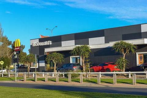 Luxury Waterfront Grand Villa In Melbourne - New South Wales Tourism  3