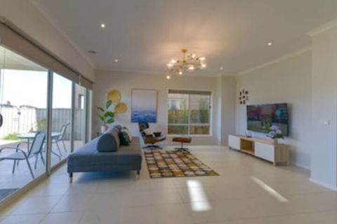 Luxury Waterfront Grand Villa In Melbourne - New South Wales Tourism  0