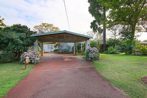 Spacious 5 Bed Home Close To Cottesloe Beach - New South Wales Tourism  1