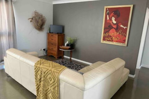 Cosy 1 Bedroom Unit With Views Of The City - New South Wales Tourism  0