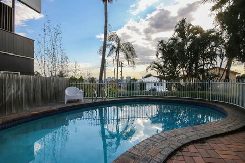 Cosy 1 Bedroom Unit With Views Of The City - New South Wales Tourism  3