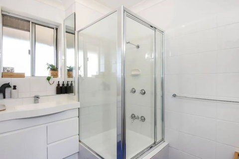 Cosy 1 Bedroom Unit With Views Of The City - New South Wales Tourism  6