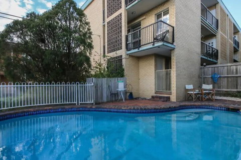 Cosy 1 Bedroom Unit With Views Of The City - New South Wales Tourism  4