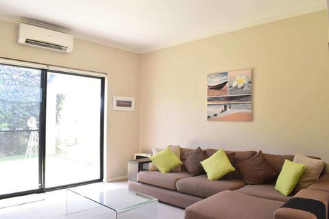 Comfortable 2 Bedroom With Serene Garden - New South Wales Tourism  6
