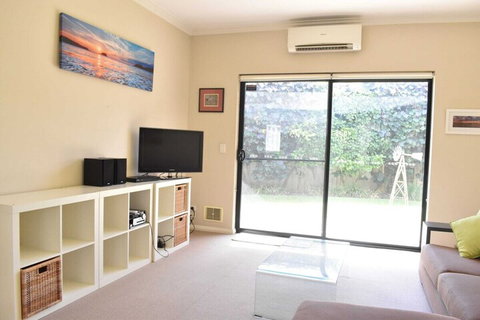 Comfortable 2 Bedroom With Serene Garden - New South Wales Tourism  7