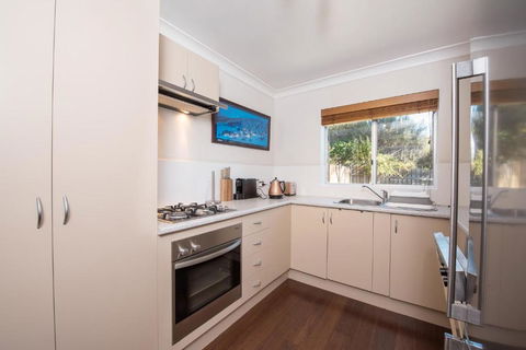 Erulisse Spacious Townhouse With Magical Lake Views - New South Wales Tourism  5
