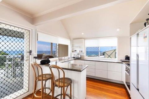 Casual Hamptons Living Sunshine Beach - New South Wales Tourism  0