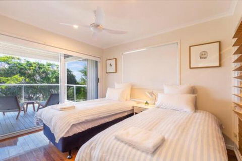 Casual Hamptons Living Sunshine Beach - New South Wales Tourism  2