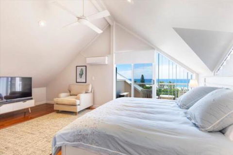 Casual Hamptons Living Sunshine Beach - New South Wales Tourism  6