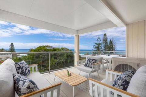 Casual Hamptons Living Sunshine Beach - New South Wales Tourism  1