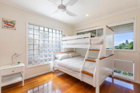 Casual Hamptons Living Sunshine Beach - New South Wales Tourism  5