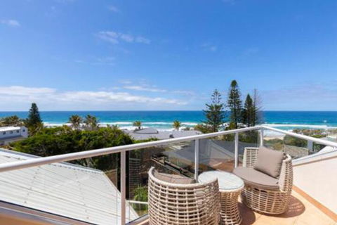 Casual Hamptons Living Sunshine Beach - New South Wales Tourism  4