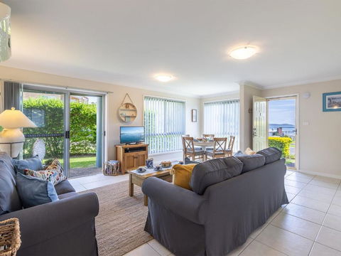 Sunset Place 1 / 29 Sunset Boulevard Gorgeous Townhouse So Close To The Water - New South Wales Tourism  6