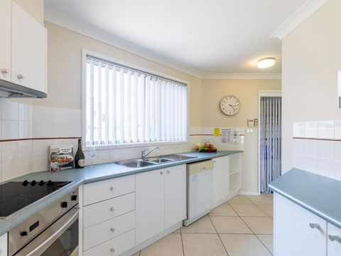 Sunset Place 1 / 29 Sunset Boulevard Gorgeous Townhouse So Close To The Water - New South Wales Tourism  5