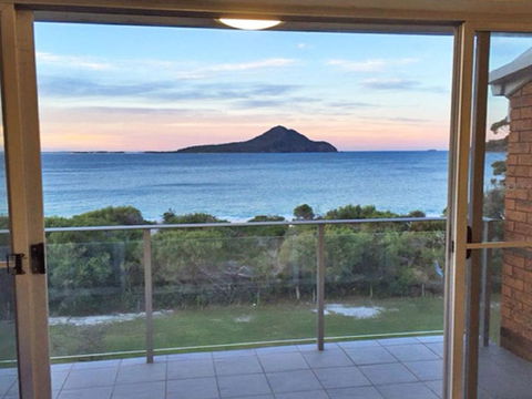 11 Luskin Lodge 29 Weatherly Close Stunning Water Views - New South Wales Tourism  3