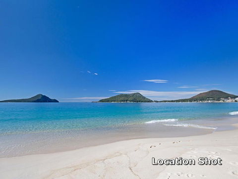 11 Luskin Lodge 29 Weatherly Close Stunning Water Views - New South Wales Tourism  1