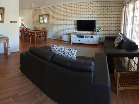 Cuddles Cottage 4 Christmas Bush Avenue Pet Friendly Holiday House Near Dutchies - New South Wales Tourism  1