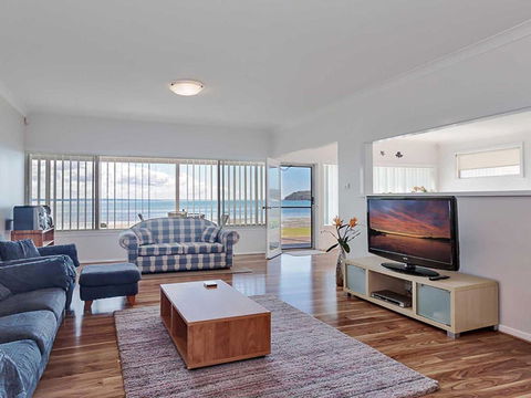 Beached Inn 93 Foreshore Drive Spacious Beach Front House - New South Wales Tourism  2