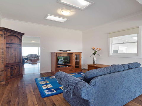 Beached Inn 93 Foreshore Drive Spacious Beach Front House - New South Wales Tourism  6
