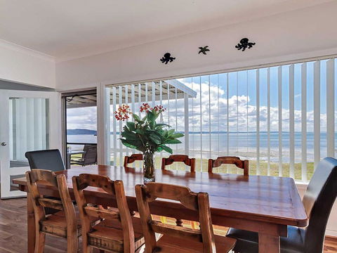 Beached Inn 93 Foreshore Drive Spacious Beach Front House - New South Wales Tourism  4