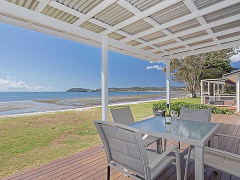 Beached Inn 93 Foreshore Drive Spacious Beach Front House - New South Wales Tourism  5