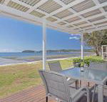 Beached Inn 93 Foreshore Drive Spacious beach front house