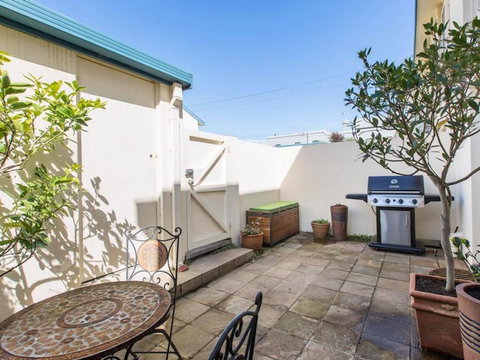 SEAVIEWS MORNINGTON.... - New South Wales Tourism  1