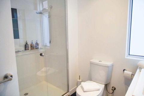 Trendy Modern 2BD Apartment Close To Beach & City - New South Wales Tourism  5