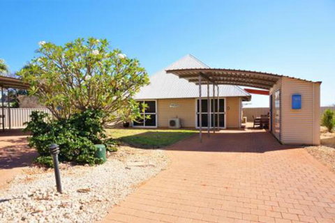 Osprey Holiday Village Unit 104 Luxurious 3 Bedroom Holiday Villa With A Pool In The Complex - New South Wales Tourism  0