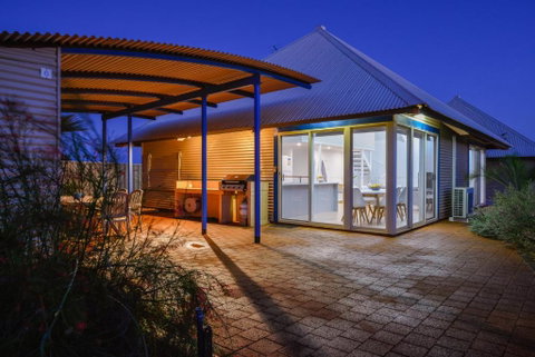Osprey Holiday Village Unit 106 Trendy 3 Bedroom Holiday Villa With A Pool In The Complex - New South Wales Tourism  2