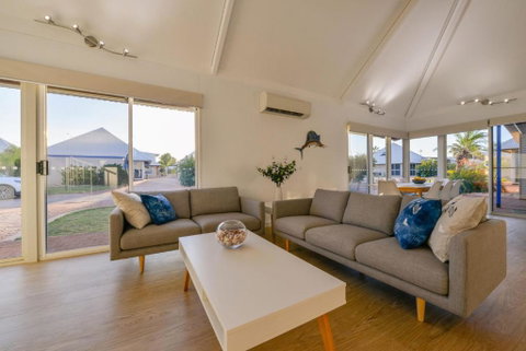 Osprey Holiday Village Unit 106 Trendy 3 Bedroom Holiday Villa With A Pool In The Complex - New South Wales Tourism  7