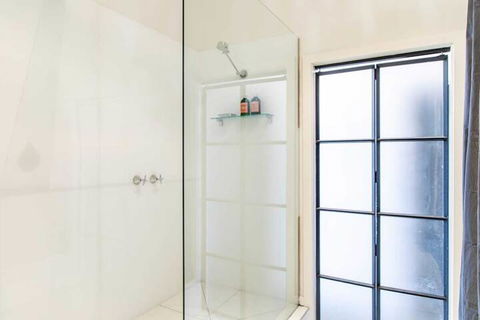 Stylish Warehouse Conversion In Heart Of Fitzroy - New South Wales Tourism  5