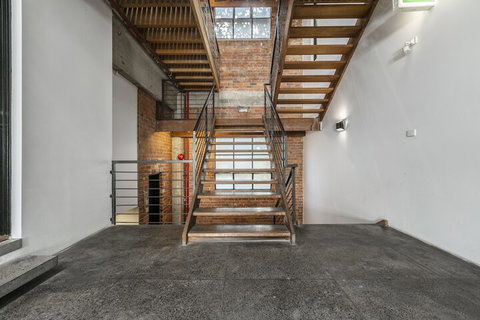 Fabulous Fitzroy Converted Warehouse - New South Wales Tourism  3