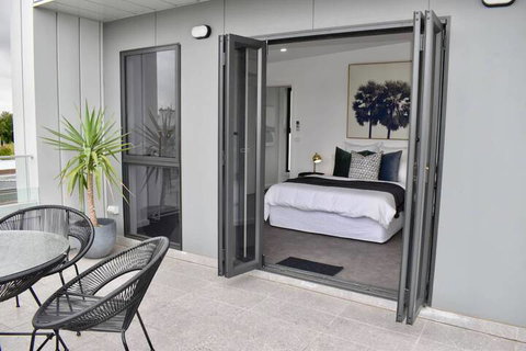 Brand New 2 Bed Apartment With Stunning City Views - New South Wales Tourism  4