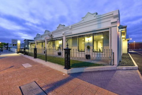 Aloha Central Premium Studios - New South Wales Tourism  0