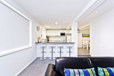 Dolphins Apartment - New South Wales Tourism  6