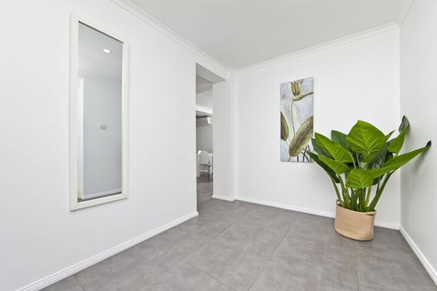 Dolphins Apartment - New South Wales Tourism  1