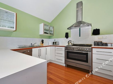 Family Friendly Weatherboard Cottage - New South Wales Tourism  5