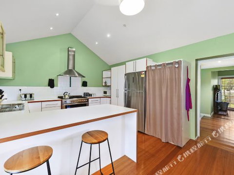 Family Friendly Weatherboard Cottage - New South Wales Tourism  4