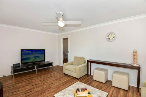 The Noraville House Large Family Home - New South Wales Tourism  4